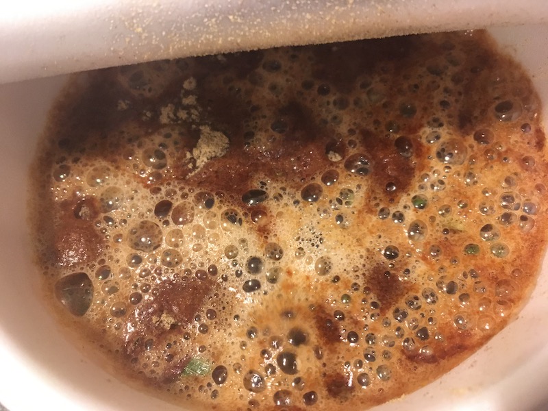 極どろ 濃厚スパイシーカレーラーメン　粉末スープをよく溶かす